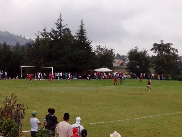 -Peligro al área- (18agosto2013) Liga Regional Xochiaca 2013. Condesa de Xochiaca Vs Bayer Munich de Tecomatlán. Descripción: Los de Teco arremetían y no tardó en llegar la igualada 1-1.
