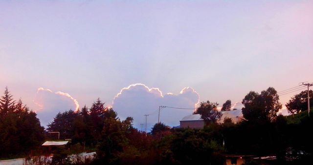 -Silueta-Nube-(29 sep 2013) 
Lugar: Por el campo de Fut
Hora: 5: 53 pm
Luego de 2 semanas nublado, una tarde salió el sol y se pudo ver este efecto como de luz intensa en el contorno de nubes blancas.