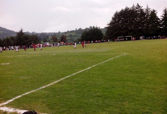 -Échala por este lado- (18agosto2013) Liga Regional Xochiaca 2013. Condesa de Xochiaca Vs Bayer Munich de Tecomatlán. Descripción: Cuando estaban 1-1 surgieron buenos momentos futbolísticos.