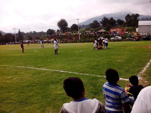 -Actuando- (18agosto2013) Liga Regional Xochiaca 2013. Condesa de Xochiaca Vs Bayer Munich de Tecomatlán. Descripción: Siempre hay la ocasión para exagerar un poco y hacer tiempo.