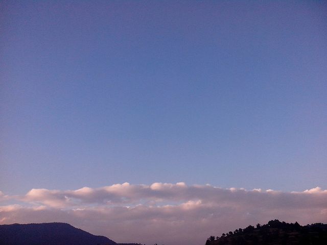 -Cielo3 ene 014- (2-ene-2014) 
Hora: 17:50
Vista: Hacia el Noroeste.
Se formó esta tarde una tranquila cama de nubes como pintadas al óleo.