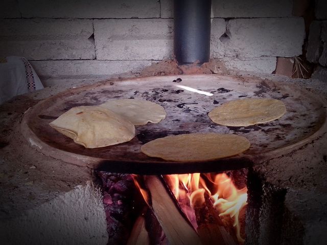 -Tortillas del Tlecuil- (04junio2014) 
Sobre comal de barro, y esponjándose algunas al fuego de leña.