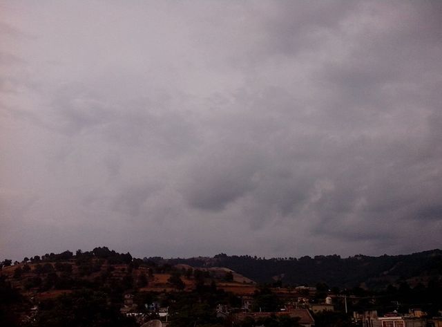 -Cielo1abril014- (29-abril-2014) Hora: 19:14
Vista: Hacia el Norte

Parece como que llegarán muy pronto las lluvias este año.