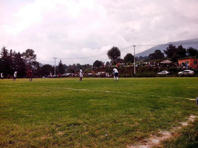 -Despeja por derecha- (18agosto2013) Liga Regional Xochiaca 2013. Condesa de Xochiaca Vs Bayer Munich de Tecomatlán. Descripción: Narración a cargo de los comentaristas del barrio de Analco: El Chava y el Jarabe. Ubicados en el bordo norte.