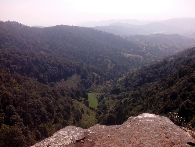 -Peña de Mezatel- (2 dic 2014) Foto:GOF 

Lugar. Al norte, cerca de los límites con Joquicingo.

Uno de los dos miradores de piedra naturales que tenemos, hacia abajo se ve un gran vacío boscoso