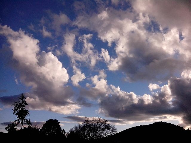 -Cielo2... nov2014- (12-nov-2014) 
Hora: 17:32
Vista: Hacia el Sur
Por la tarde las nubes también permitieron filtrar el sol.