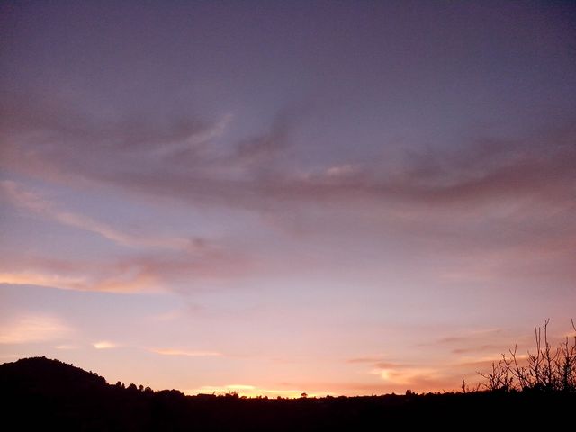 -Cielo2...enero2015- (12enero2015) 
Hora: 18:17
Vista: Hacia el Suroeste

Un atardecer amarillo, hoy ya no fue un día muy frío...