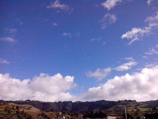 -Cielo1... nov2014- (12-nov-2014) Hora: 9:25
Vista: Hacia el Norte

Ayer, día muy frío, pero hoy salió el sol.