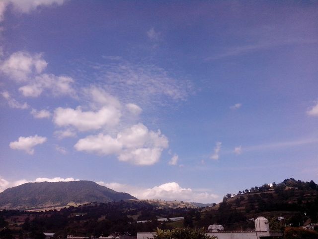 -Cielo2...dic2014- (28 dic 2014) 
Hora: 13:52
Vista: Hacia el Noroeste

Qué semana tan fría, afortunadamente ya salió el sol...