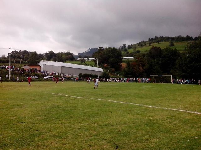 -La Lluvia sigue amenazando- (18agosto2013) Liga Regional Xochiaca 2013. Condesa de Xochiaca Vs Bayer Munich de Tecomatlán. Descripción: De por todos lados se juntaban las nubes oscuras, parecía que no dejarían jugar.